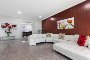 Loemans Lodge - Modern, 5 Bdrms near Melbourne Airport